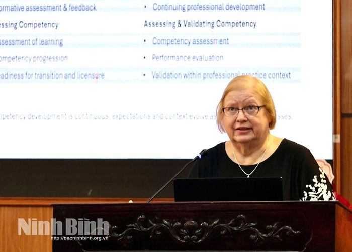 Tiến sĩ Dora Bradley, Đại học Baylor (Hoa Kỳ) trao đổi về việc gắn kết chương trình đào tạo với tiêu chuẩn cấp chứng chỉ hành nghề và yêu cầu năng lực thực tế của điều dưỡng viên.