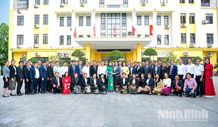 Các đại biểu chụp ảnh lưu niệm.