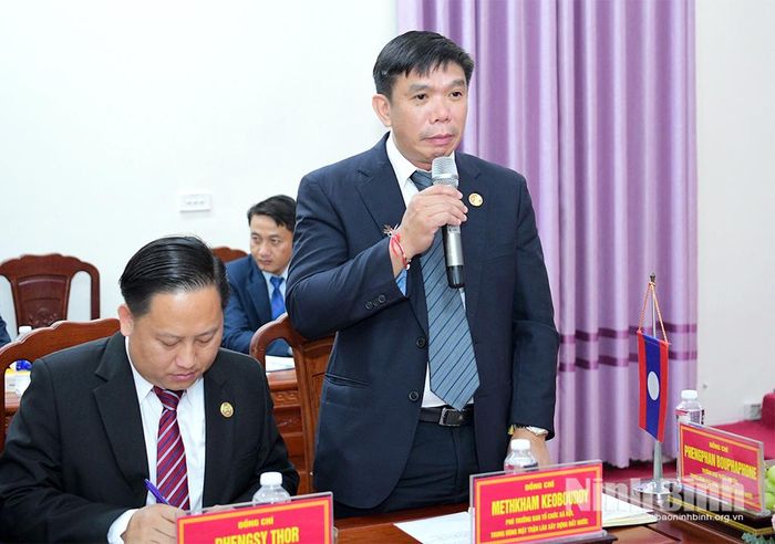 Đồng chí Methkham Keobouddy, Trưởng ban Tổ chức xã hội, Trung ương Mặt trận Lào xây dựng đất nước phát biểu tại buổi làm việc.