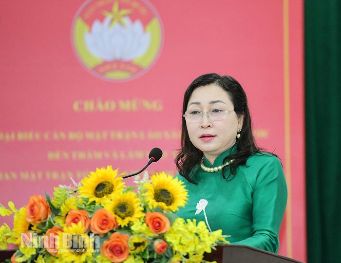 Đồng chí Đinh Thị Lụa, Phó Bí thư Tỉnh ủy, Chủ tịch Ủy ban MTTQ Việt Nam tỉnh phát biểu chào mừng Đoàn tại buổi đón tiếp.