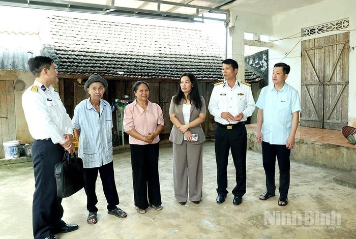Đoàn khảo sát thực tế và trao tiền hỗ trợ xây dựng nhà tình nghĩa cho gia đình ông Lương Văn Sông ở thôn Lũ Phong (xã Quỳnh Lưu).