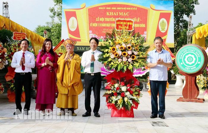 Đồng chí Đinh Việt Dũng, Ủy viên Ban Thường vụ Tỉnh ủy, Trưởng Ban Tổ chức Tỉnh ủy tặng hoa chúc mừng Ban Tổ chức lễ hội.