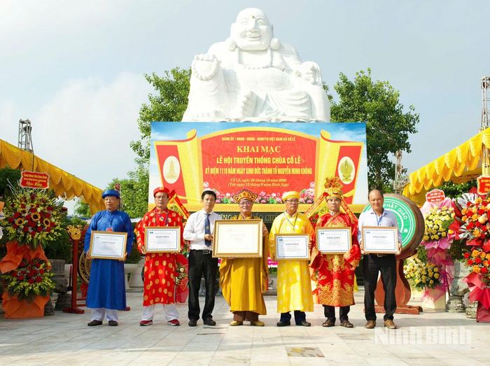 Đại diện Liên hiệp các Hội UNESCO Việt Nam trao Bằng bảo trợ cho Chùa Cổ Lễ và Bằng khen cho các dòng họ trong xã.