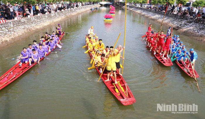 Hội thi bơi chải truyền thống trong lễ hội.