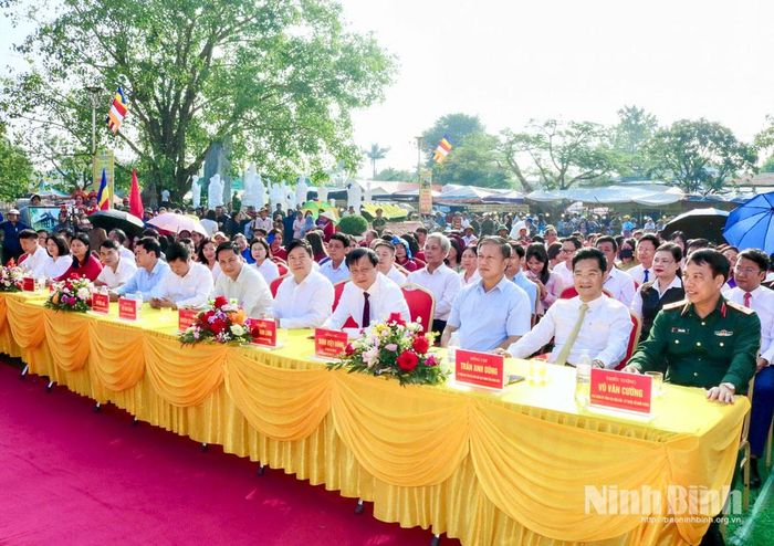 Các đại biểu dự khai mạc Lễ hội truyền thống Chùa Cổ Lễ.