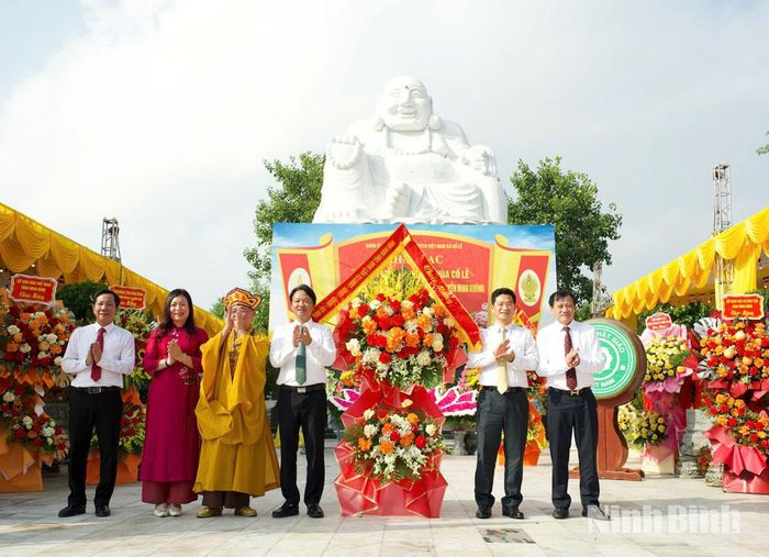 Các đồng chí: Trần Anh Dũng, Ủy viên Ban Thường vụ Tỉnh ủy, Phó Chủ tịch UBND tỉnh; Mai Thanh Long, Tỉnh ủy viên, Phó Chủ tịch HĐND tỉnh tặng hoa chúc mừng Ban Tổ chức lễ hội.