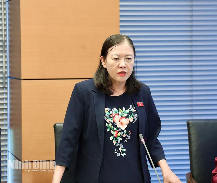 Đại biểu Lê Thị Nga, Ủy viên Trung ương Đảng, Ủy viên Ủy ban Ban Thường vụ Quốc hội, Chủ nhiệm Ủy ban Dân nguyện và Giám sát của Quốc hội phát biểu thảo luận.