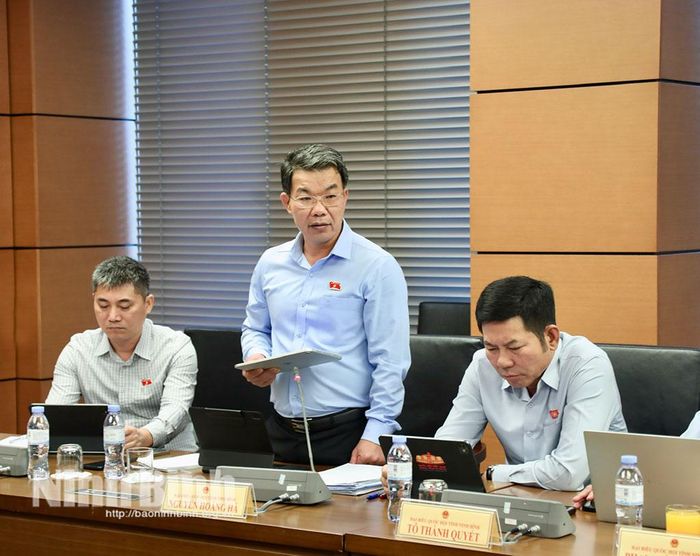 Đại biểu Nguyễn Hoàng Hà, Ủy viên Ban Thường vụ Tỉnh ủy, Phó Chủ tịch Thường trực Ủy ban MTTQ Việt Nam tỉnh Ninh Bình phát biểu thảo luận.