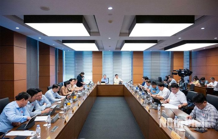 Quang cảnh phiên thảo luận Tổ.