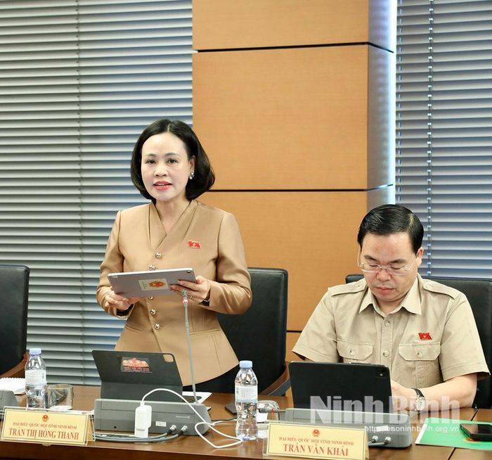 Đại biểu Trần Thị Hồng Thanh, Tỉnh ủy viên, Phó Trưởng Đoàn ĐBQH chuyên trách tỉnh Ninh Bình phát biểu thảo luận.