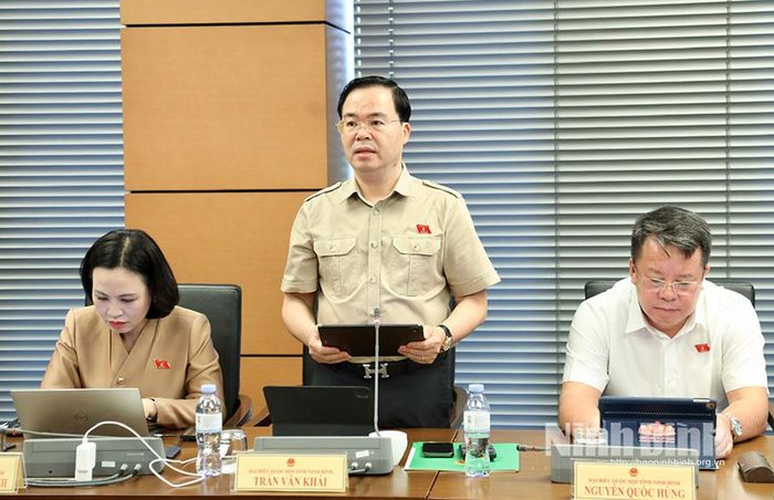 Đại biểu Trần Văn Khải, Phó Chủ nhiệm Ủy ban Khoa học, Công nghệ và Môi trường của Quốc hội phát biểu thảo luận.