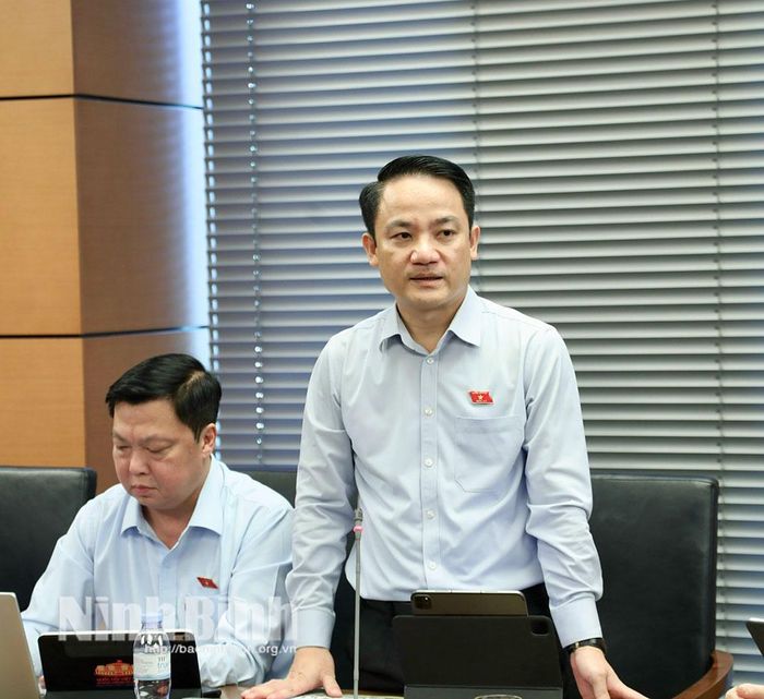Đại biểu Lê Văn Thế, Tỉnh ủy viên, Phó Trưởng Đoàn ĐBQH chuyên trách tỉnh Ninh Bình phát biểu thảo luận.