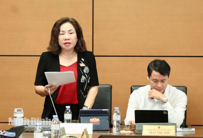 Đại biểu Trần Thị Hiền, Chủ tịch HĐQT, Giám đốc Công ty Đầu tư xây dựng hạ tầng kỹ thuật Hà Nam phát biểu thảo luận.