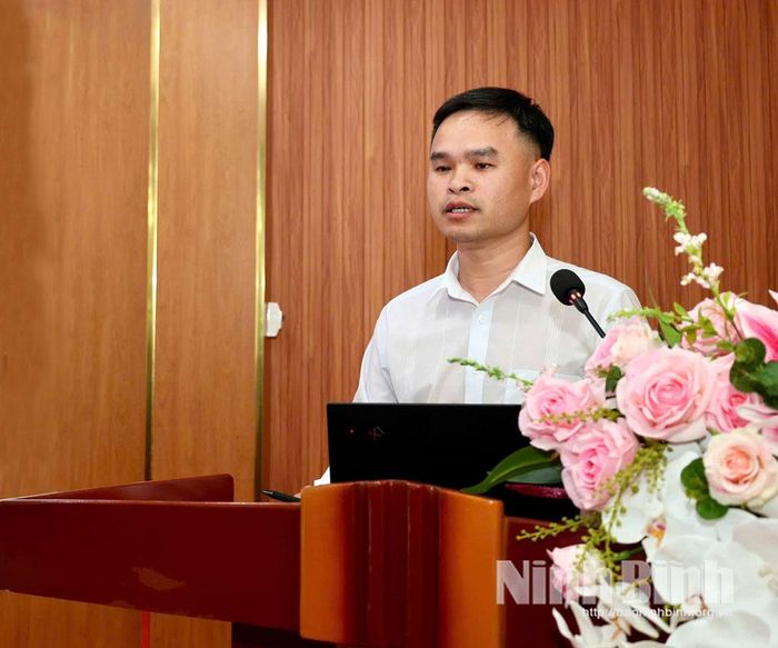 Nghiên cứu sinh trình bày báo cáo khoa học chuyên đề tại hội nghị.