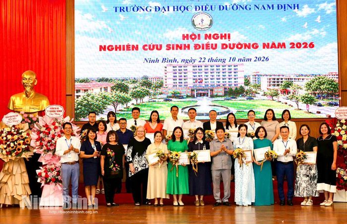 Ban Tổ chức trao giải cho các nghiên cứu sinh.