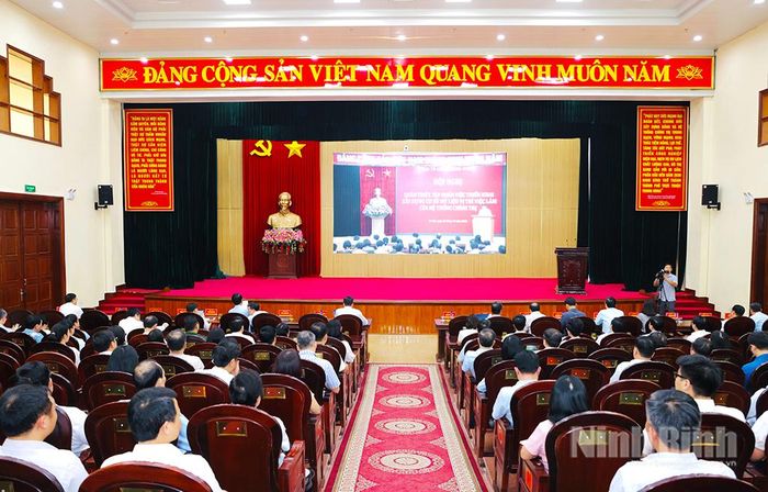 Quang cảnh hội nghị tại điểm cầu Tỉnh ủy Ninh Bình.