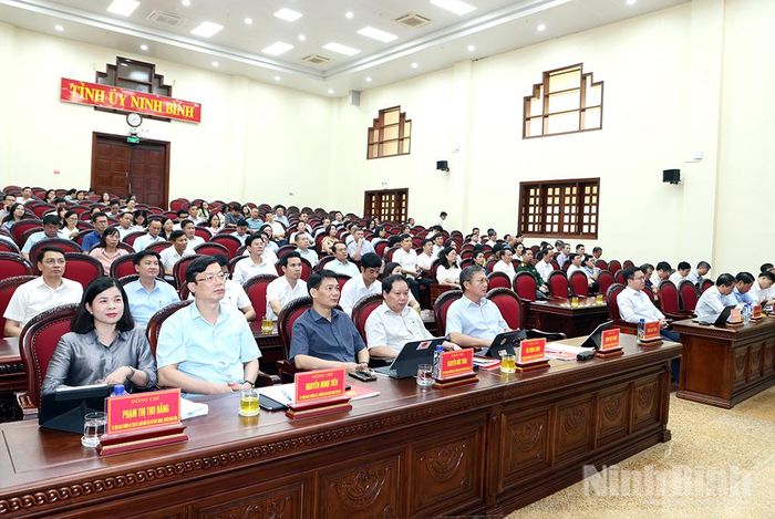 Các đại biểu dự hội nghị tại điểm cầu Tỉnh ủy Ninh Bình.