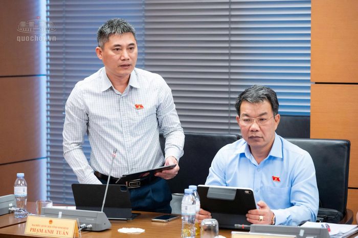 Đại biểu Phạm Anh Tuấn, Tỉnh ủy viên, Trưởng Ban Văn hóa Xã hội HĐND tỉnh Ninh Bình phát biểu thảo luận tại Tổ.