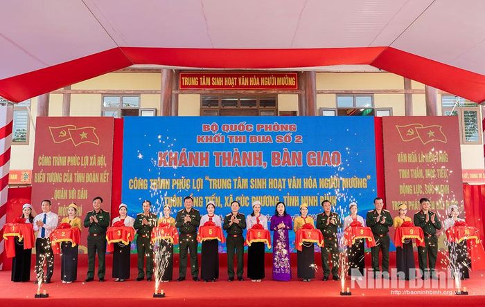 Các đại biểu cắt băng khánh thành Trung tâm sinh hoạt văn hóa người Mường thôn Đồng Tiến, xã Cúc Phương..
