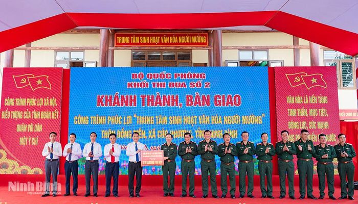 Lãnh đạo các đơn vị thuộc Khối thi đua số 2 (Bộ Quốc phòng) trao tặng quà cho xã Cúc Phương, cán bộ và nhân dân thôn Đồng Tiến.