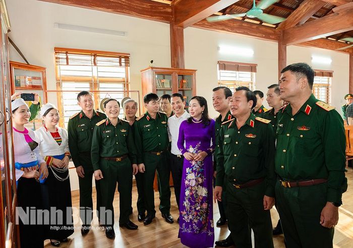 Các đại biểu tham quan Trung tâm sinh hoạt văn hóa người Mường thôn Đồng Tiến, xã Cúc Phương.