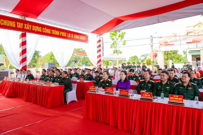 Các đại biểu dự lễ khánh thành.