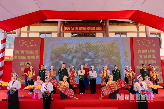 Tiết mục văn nghệ biểu diễn tại buổi lễ.