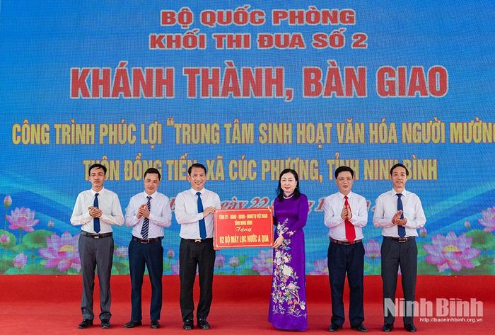Đồng chí Đinh Thị Lụa, Phó Bí thư Tỉnh ủy, Chủ tịch Ủy ban MTTQ Việt Nam tỉnh trao tặng quà cho xã Cúc Phương, cán bộ và nhân dân thôn Đồng Tiến.
