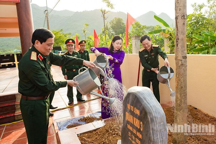 Các đại biểu trồng cây lưu niệm tại khuôn viên Trung tâm sinh hoạt văn hóa người Mường.