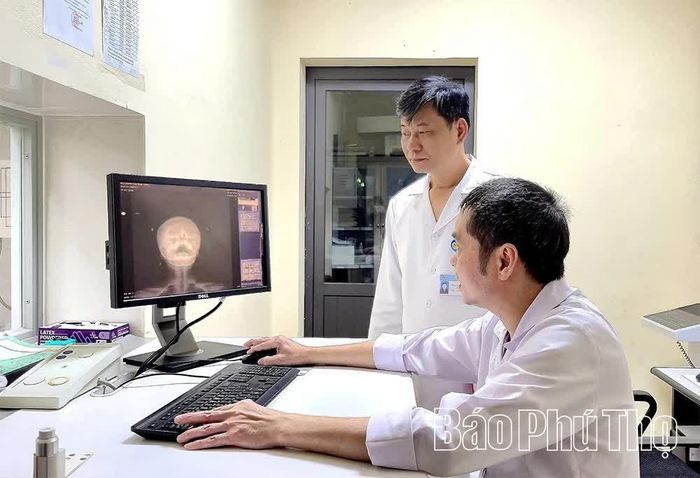 Bác sĩ Phan Kim Trọng góp sức xây dựng Trung tâm Y tế khu vực Bình Xuyên ngày càng phát triển.