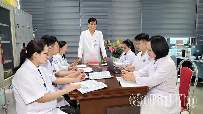 Dưới sự chỉ đạo của bác sĩ Phan Kim Trọng, đội ngũ y, bác sĩ trong đơn vị từng bước triển khai nhiều kỹ thuật chuyên sâu, phục vụ người bệnh.