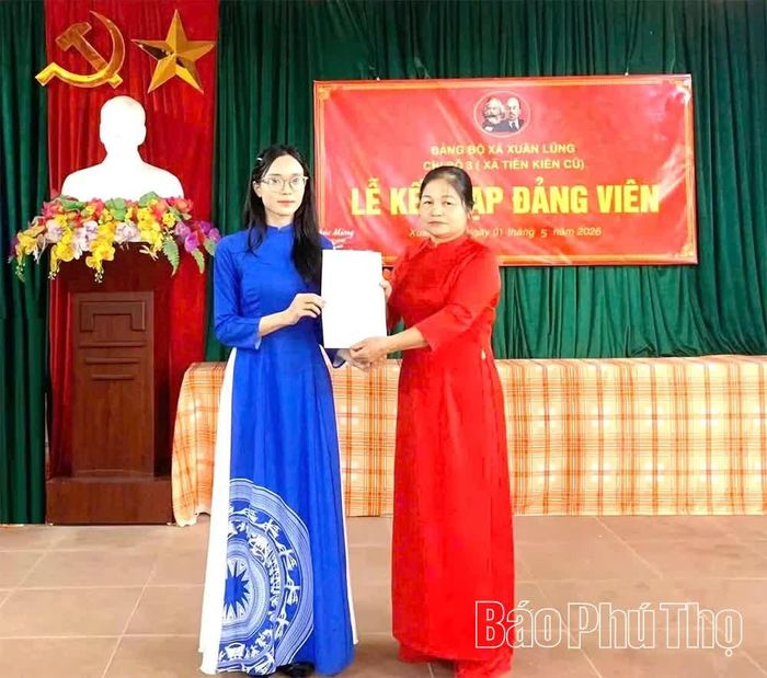 Chi bộ 3 (xã Tiên Kiên cũ), tổ chức trao quyết định kết nạp đảng viên.