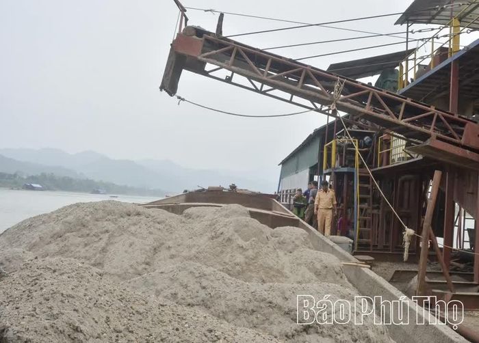 Lực lượng chức năng kịp thời phát hiện, ngăn chặn khai thác cát trái phép tại khu vực hạ lưu sông Đà.