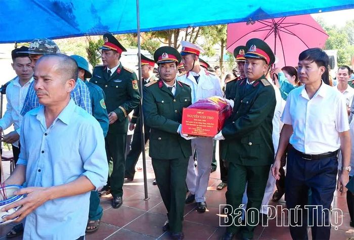 Lễ đón nhận, truy điệu và an táng hai hài cốt liệt sĩ: Nguyễn Văn Tho và Nguyễn Văn Đáp được xã Phú Khê tổ chức chu đáo, trang nghiêm, đúng quy định.
