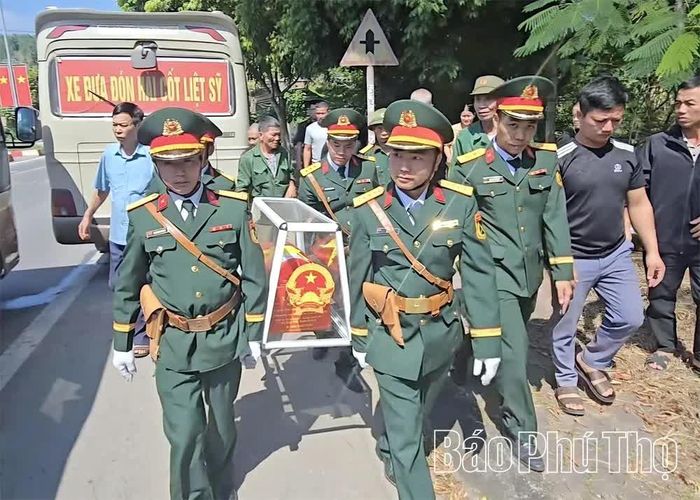 Hài cốt liệt sĩ Xa Văn Quý được di chuyển từ Nghĩa trang liệt sĩ Tân Biên, tỉnh Tây Ninh, về bàn giao cho UBND xã Cao Sơn và gia đình an táng tại nghĩa trang quê nhà sau gần 50 năm hy sinh.