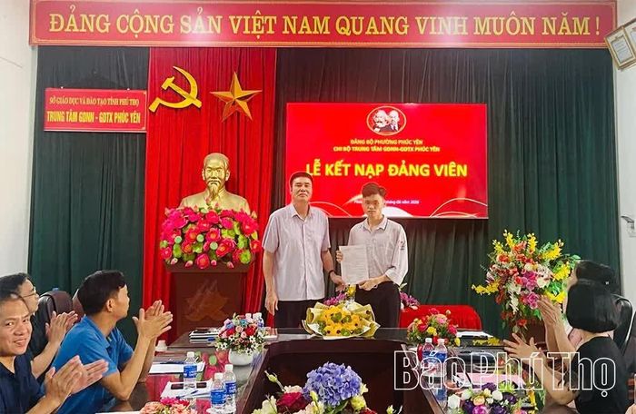 Đồng chí Nguyễn Lê Phương - Phó Giám đốc Trung tâm GDNN-GDTX Bình Xuyên, phụ trách Phân hiệu Phúc Yên trao quyết định kết nạp Đảng cho học viên.