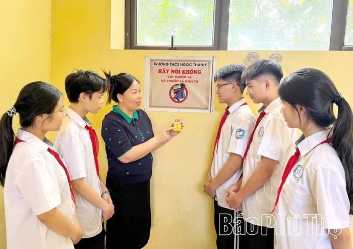 Giáo viên Trường THCS Xuân Hòa, phân hiệu Ngọc Thanh tuyên truyền cho học sinh tác hại của thuốc lá.