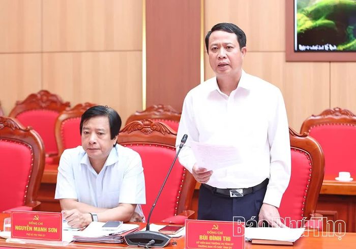 Đồng chí Trưởng Ban Tổ chức Tỉnh ủy Bùi Đình Thi phát biểu tại hội nghị. 