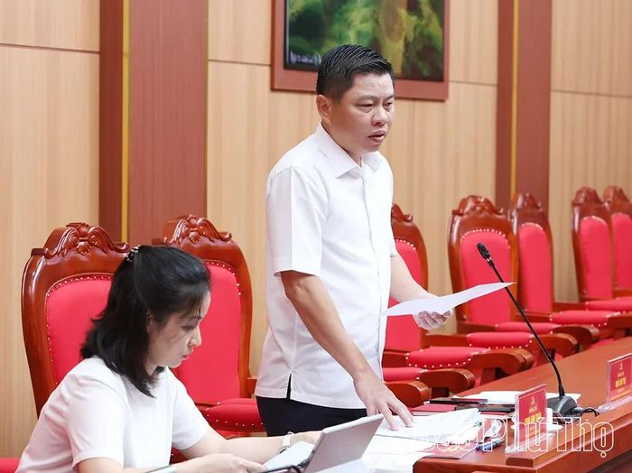 Lãnh đạo Văn phòng Tỉnh ủy báo cáo một số nội dung tại hội nghị.