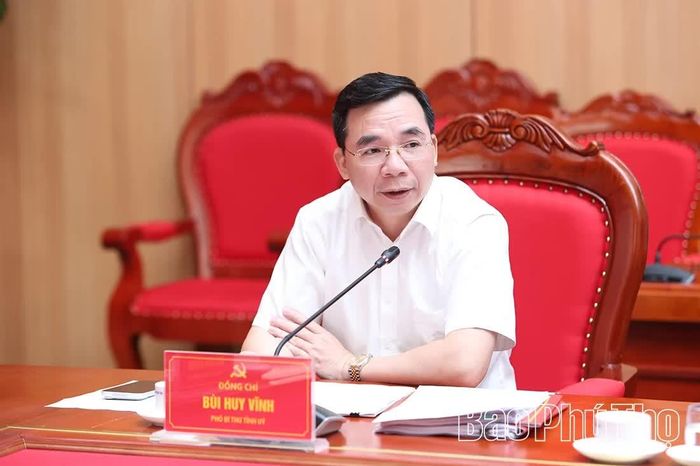 Đồng chí Phó Bí thư Tỉnh ủy Bùi Huy Vĩnh cho ý kiến vào một số nội dung trình tại hội nghị. 