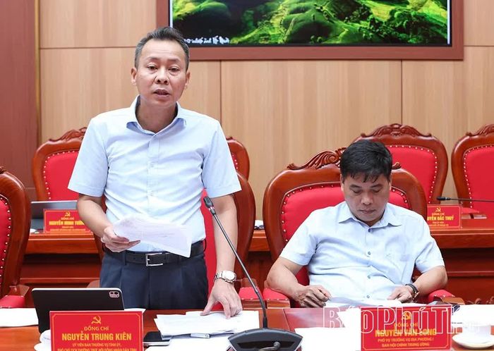 Đồng chí Phó Chủ tịch Thường trực HĐND tỉnh Nguyễn Trung Kiên báo cáo dự kiến chương trình Kỳ họp thứ Sáu, HĐND tỉnh khóa XX.