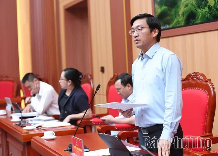 Lãnh đạo Sở Xây dựng báo cáo một số nội dung tại hội nghị.