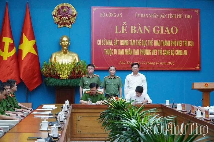 Các đại biểu chứng kiến đại diện các đơn vị ký kết biên bản bàn giao.