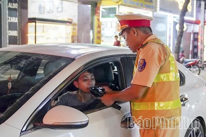 Lực lượng Cảnh sát giao thông thường xuyên kiểm tra nồng độ cồn người điều khiển phương tiện giao thông trên các tuyến đường chính.