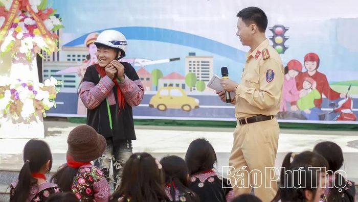 Lực lượng Cảnh sát giao thông tuyên truyền, phổ biến pháp luật về an toàn giao thông cho học sinh Trường Phổ thông Dân tộc nội trú THCS Pà Cò.