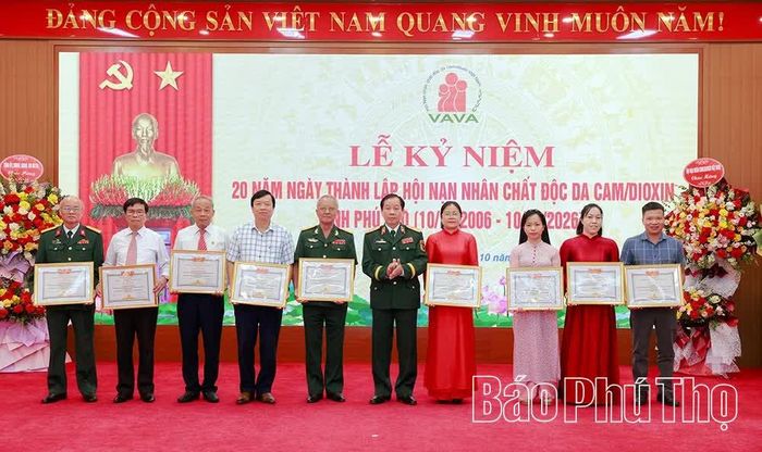 Lãnh đạo Hội Nạn nhân chất độc da cam/dioxin Việt Nam khen thưởng các cá nhân có thành tích xuất sắc.
