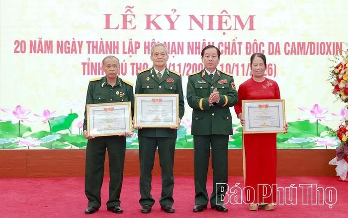 Lãnh đạo Hội Nạn nhân chất độc da cam/dioxin Việt Nam khen thưởng các tập thể có thành tích xuất sắc.