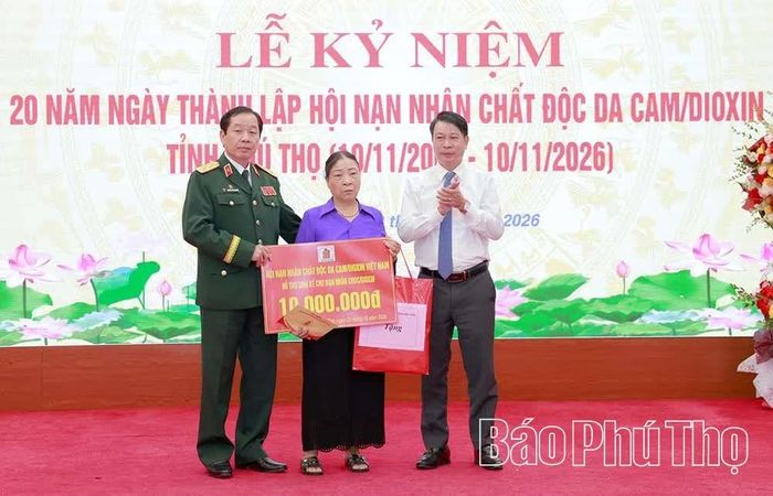 Đồng chí Phó Chủ tịch UBND tỉnh Nguyễn Khắc Hiếu và Chủ tịch Hội Nạn nhân chất độc da cam/dioxin Việt Nam Nguyễn Hữu Chính trao hỗ trợ sinh kế cho nạn nhân chất độc da cam/dioxin.