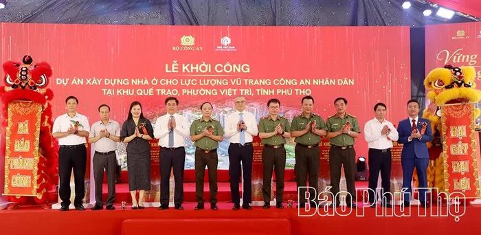 Các đại biểu chụp ảnh lưu niệm tại lễ khởi công.
