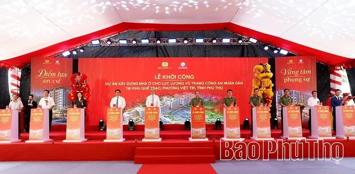Các đại biểu thực hiện nghi thức bấm nút khởi công dự án.
